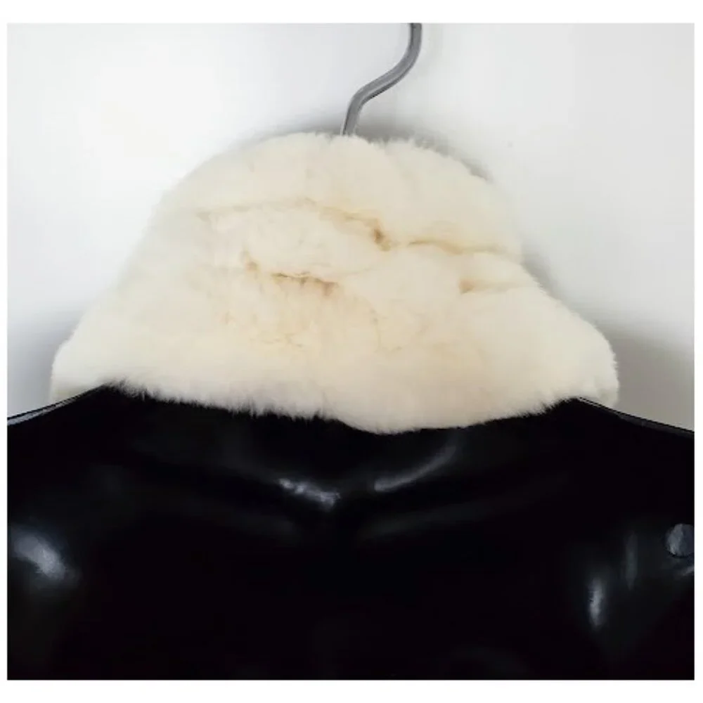 EUC Ivory Soft Fluffy Warm Faux Neck Scarf Wrap w Pom-Pom Accent Closure